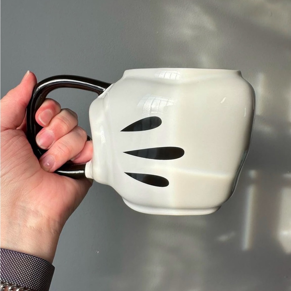 Disney 3D Mickey Mouse White Glove Fist Coffee Mug!!